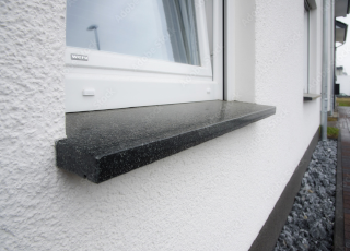 Nahaufnahme einer Fensterbank aus Holz