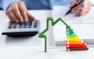 Person die mit Taschenrechner rechnet