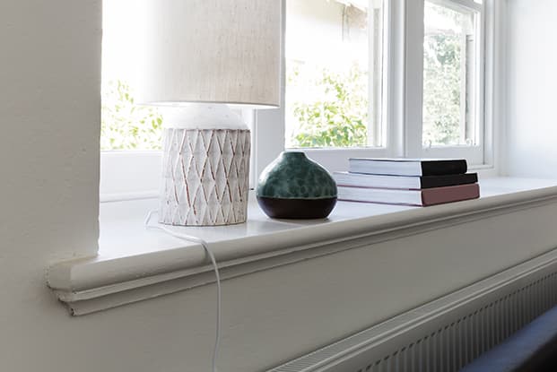 Nahaufnahme einer Fensterbank aus Naturstein